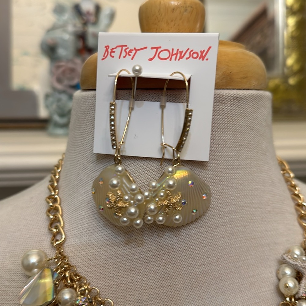 “Betsy Johnson” seashell necklace, earrings, & bracelet set - Picture 4 of 4